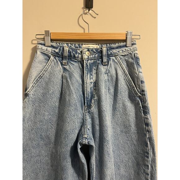Abercrombie & Fitch Curve Love High Rise Loose Jean Pleated Women's sz. 24 - Picture 3 of 7